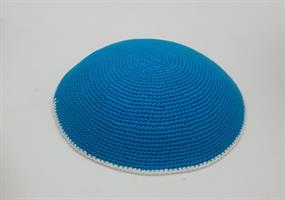 כיפה סרוגה תכלת פס לבן