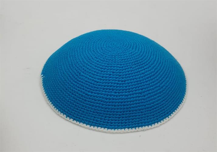 כיפה סרוגה תכלת פס לבן