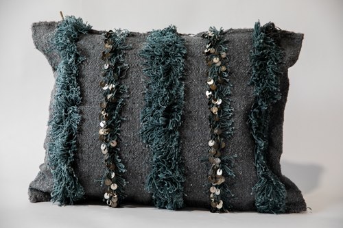 כרית עם פייטים אפורה