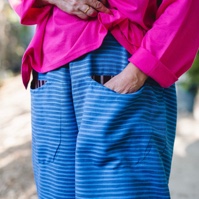 מכנסיים מדגם מיכאלה עם פסים צרים בצבע בורדו על רקע כחול - אחרון במלאי במידה 16