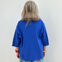 חולצה מדגם איה (שרוול קצר) מבד טריקו בצבע כחול אלקטריק