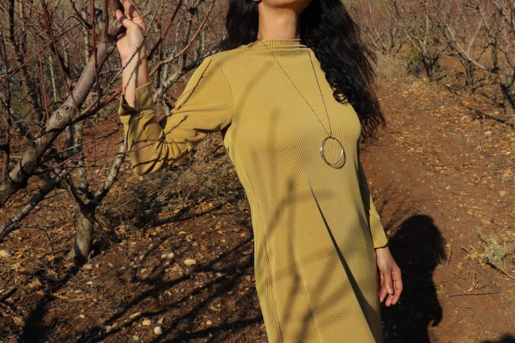 שמלה ארוכה חצי גולף עם כיסים מריב קופרו חרדל