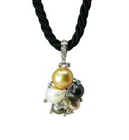 שרשרת חבל עם תליון זהב לבן 18K משובץ פנינים ויהלומים 0.51 קראט