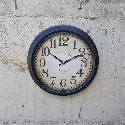 שעון שחור עם דופן מדורגת