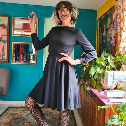 שמלה שחורה קלאסית M/L