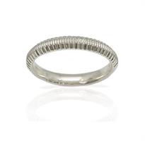 טבעת נישואין עדינה עם חריטות בזהב 14 קרט- דגם M194