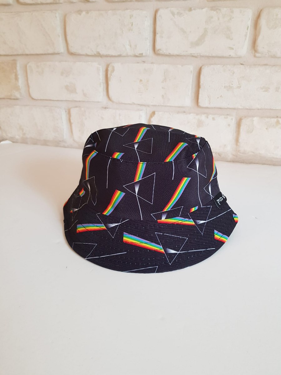 כובע מצויר משולשים צבעוני.