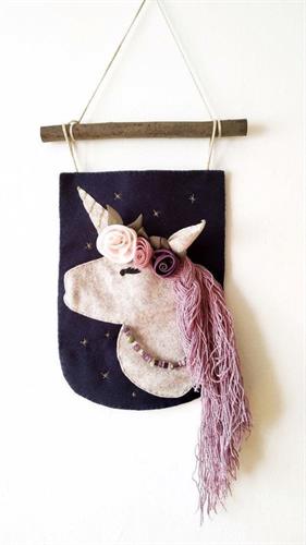 חד קרן לתליה על הקיר- ראש חד קרן פרחים סגולים ורודים