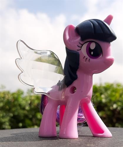 חד קרן  סגול וקטן מפלסטיק, עם כנפיים שקופות ואפקט מנסרה מנצנץ, חותמת כוכב וזנב מפואר. מקדונלד