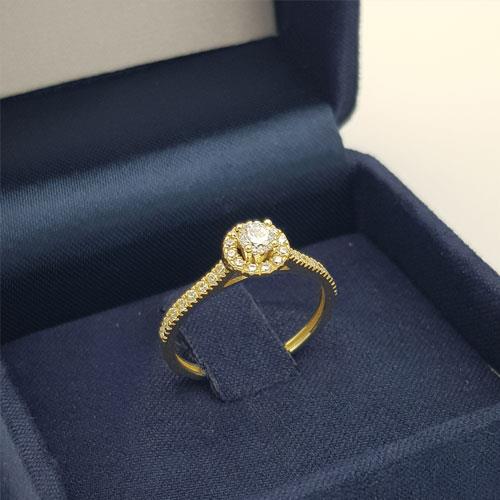 טבעת זהב צהוב משובצת זרקונים