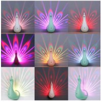 מנורת לילה -המקרינה  אורות טווס צבעוניים