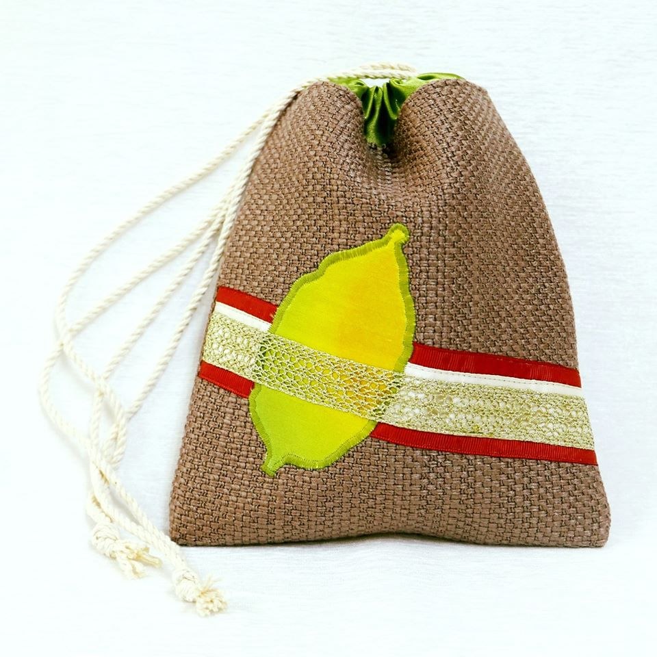 שקית לאתרוג מבד בעבודת יד,  לנשיאה נוחה לבית הכנסת - דגם חן