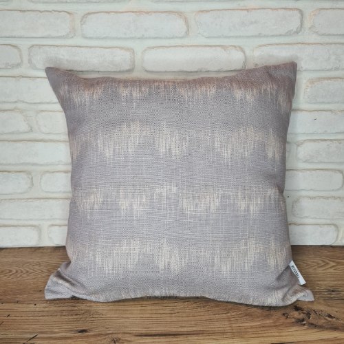 כרית אפורה ולבנה