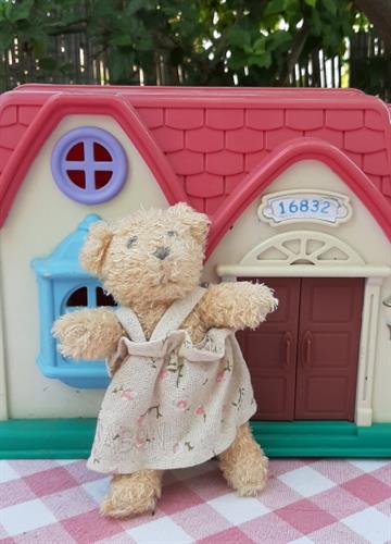 בובת דובה קטנה בשמלה פרחונית מבית "סבון"