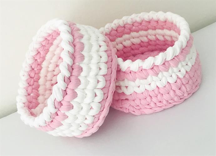 סלסלה ורודה לשידת החתלה, סלסלה סרוגה ,סט שתי סלסלות לשידת החתלה, זוג סלסלות סרוגות, סלסלה סרוגה ,סלסלה סרוגה לשידת החתלה, מתנה ליולדת 