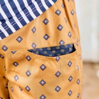 מכנסיים מדגם מיכאלה עם הדפס מעוינים על רקע בצבע חרדל - זוג אחרון במלאי במידה 16