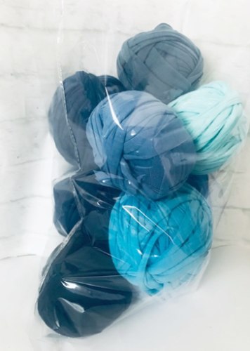 חוטי טריקו פרוסים לסריגה מארז גוונים כחולים עודפי ייצור במחירי מבצע. משקל המארז 1.5 קג