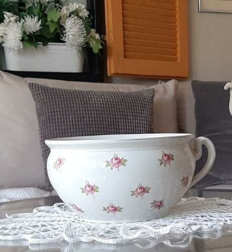 כלי וינטג' עשוי פורצלן, מעוטר בפרחים עם ידית קטנה, מצויין לאחסון צלחות קטנות, השמועות אומרות שבעבר כלי זה שימש כסיר לילה, רק אומרת :)