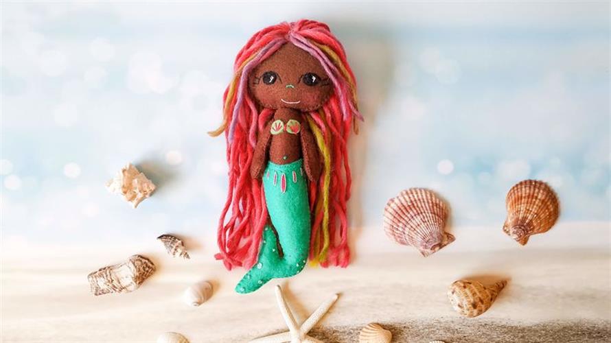 בובת בת ים עם סנפיר טורכיז ושיער ורוד