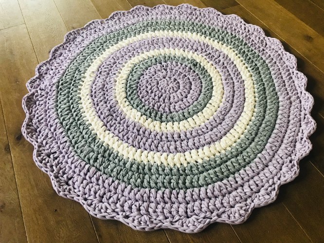 שטיח עגול סרוג בטריקו, שטיח סרוג בגוונים של שמנת אופוויט, סגול לבנדר, אפורים, שטיח לחדר של ילדה, עיצוב חדר לילדה, שטיחים לחדרי ילדים, 