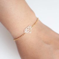 צמיד עם תליון בצורת יהלום