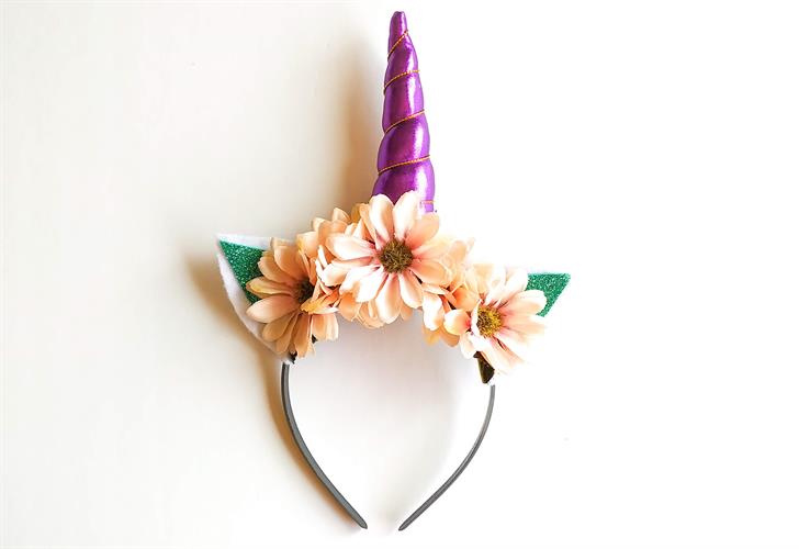 קשתות חד קרן עם פרחים בצבע אפרסק