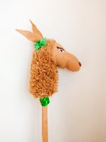 לאמה על מקל