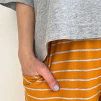 מכנסיים מדגם נועה עם פסים בחרדל ואפור