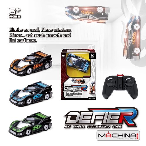 מכונית עם שלט  נוסעת על הקיר