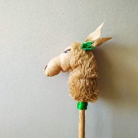 לאמה על מקל