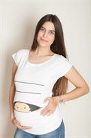 חולצת הריון קוקובו שרוול קצר - החולצה שתגדל עם ההריון שלך. החולצה עשויה מבד לייקרה איכותי עם הדפס מקסים והומוריסטי של תינוק מציץ מתוך רוכסן