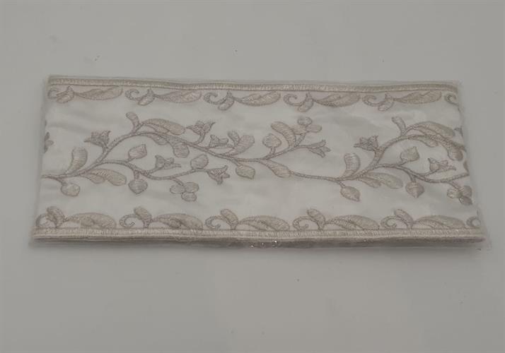 עטרה רקמת פרחים מפוארת