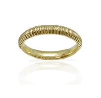 טבעת נישואין עדינה עם חריטות בזהב 14 קרט- דגם M194