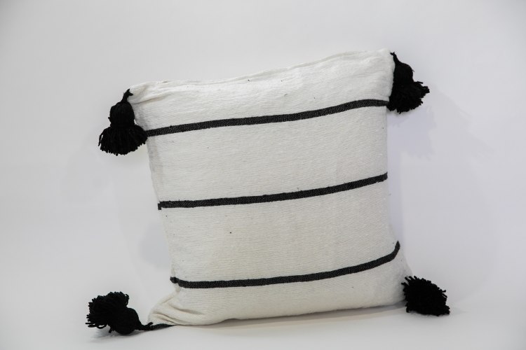 כרית פונפונים שחור לבן M