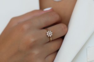 טבעת משובצת יהלומים בזהב צהוב או לבן 14 קראט 810813 