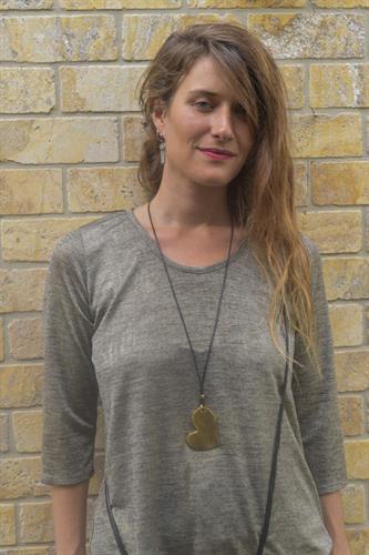 חולצה קלאסית בעלת מחשוף עגול מתרחבת מעט במכפלת.