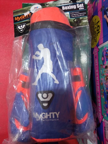 שק איגרוף עם כפפות