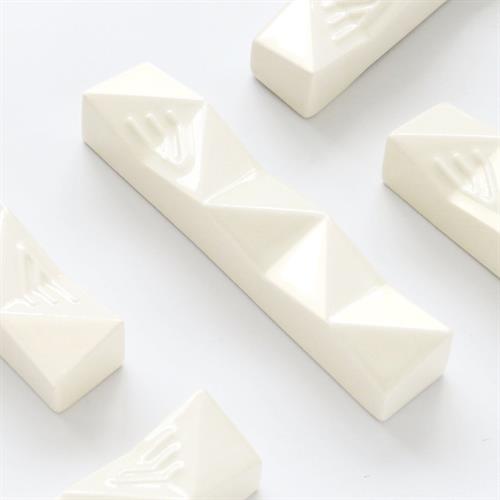 בית מזוזה M לבן עם ש' בולטת