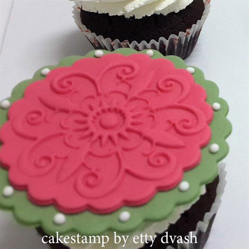 קישוט פרח בתבליט