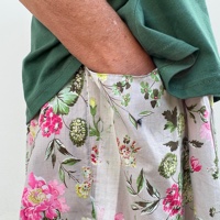 חצאית ארוכה מדגם אילה עם הדפס פרחים על רקע אפור