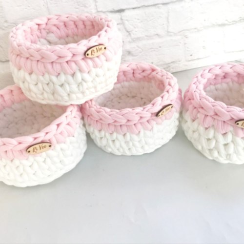 סלסלות איחסון סרוגות לשידת החתלה  סט של 4 סלסלות בוורוד ולבן