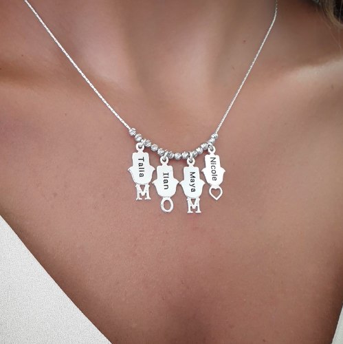 שרשרת חמסות קטנות עם חריטה " MOM " ולב דגם LA342