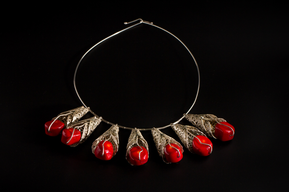 שרשרת קונוסים בשילוב אבן אדומה