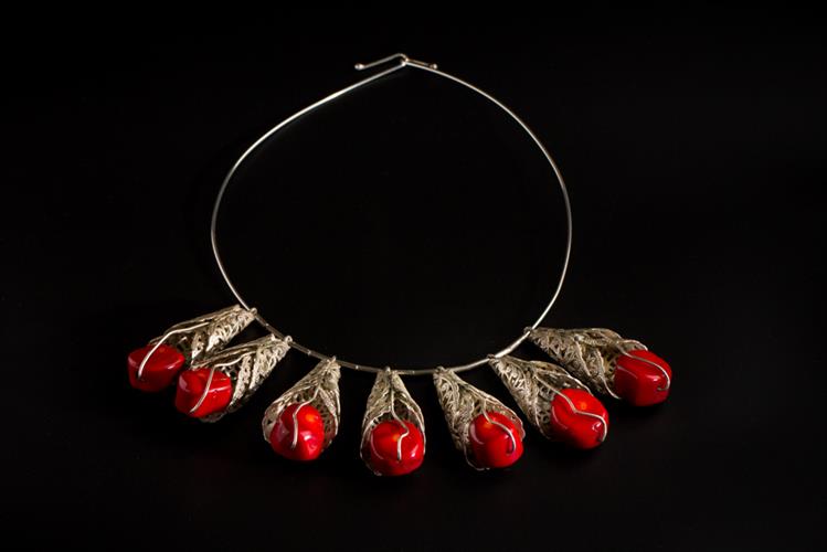 שרשרת קונוסים בשילוב אבן אדומה