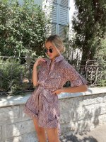 חליפת שורט וחולצה שילוב הדפסים