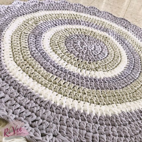 שטיח סרוג, שטיחים סרוגים, שטיחים, שטיחים עבודת יד, שטיח סרוג לחדר הילדים, שטיח באפור וסגול, שטיח מטריקו, שטיח עגול