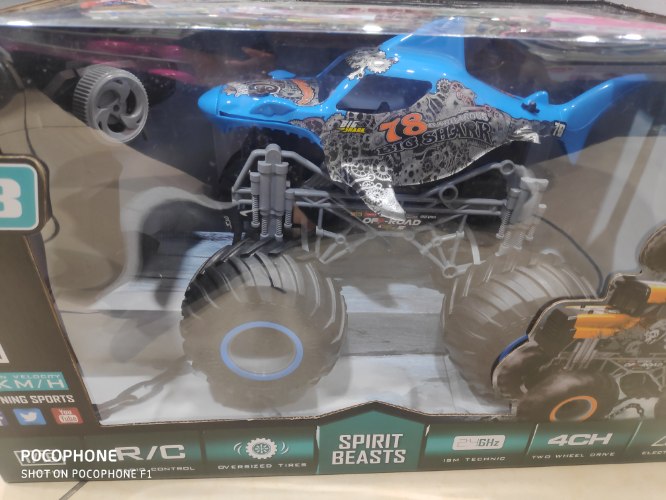 ג'יפ על שלט בצורת כריש