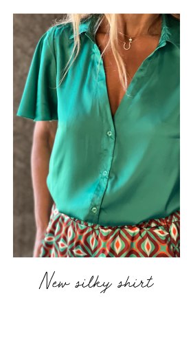 חולצת צווארון פאפלום סאטן ירוקה