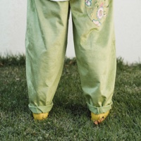 מכנסיים מדגם נור מבד קורדרוי בצבע ירוק תפוח - זוג אחרון במלאי במידה 15