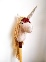 חד קרן על מקל עם שיער בלונדיני